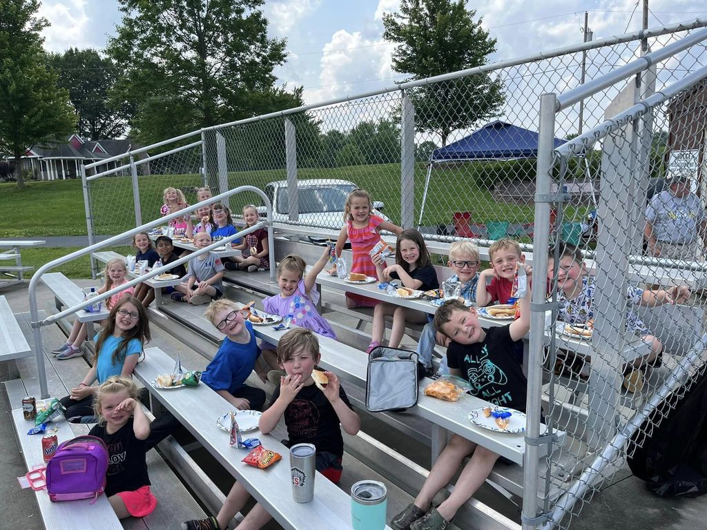 Kids eating at field day